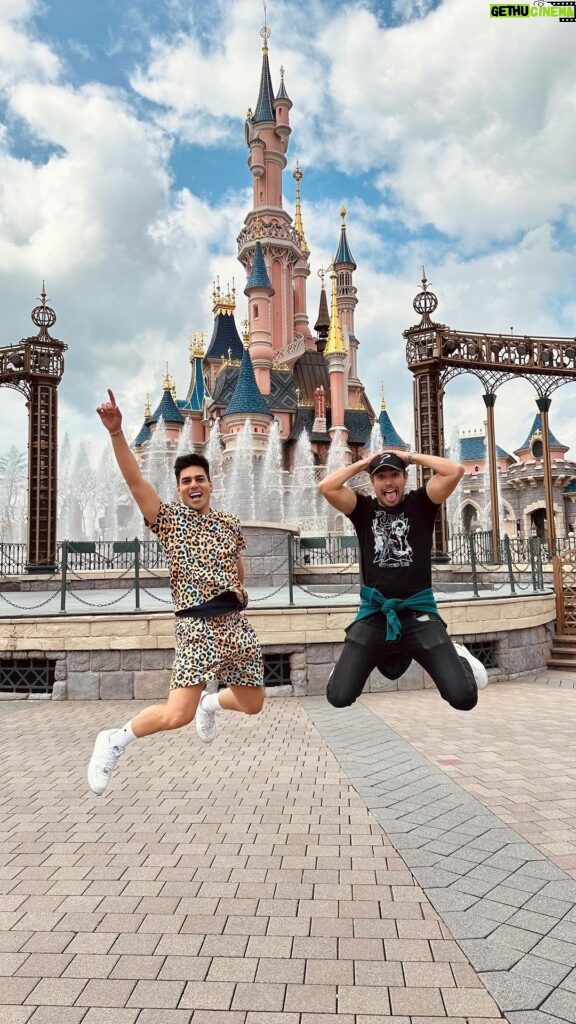 Jorge Blanco Instagram - ¡¡FELIZ DÍA NIÑXS!! @disneylandparis #DisneylandParis30 🏰 Disneyland Paris
