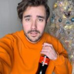 Jorge Blanco Instagram - Outfits navideños! Cuál eres? #NavidadCocacola23 #Publicidad