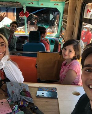 Jorge Blanco Instagram - #papásporencargo ya disponible en #disneyplus 

tanto tiempo esperando a que salga este hermoso proyecto! me llevo a una nueva familia que además de talentosa de pies a cabeza, es gente que trabaja poniendo todo el corazón 🤍

me siento orgulloso de ser parte de esto y espero que la disfruten tanto cómo nosotros!

con un angel @sebastian_athie acompañándonos en el camino y entre pandemias y momentos difíciles, logramos llegar al día de hoy más fuertes y con ganas de contar esta historia. 

cast, producción, dirección, disney, btf, y a toda la familia PXE involucrada en esto… gracias 🤍