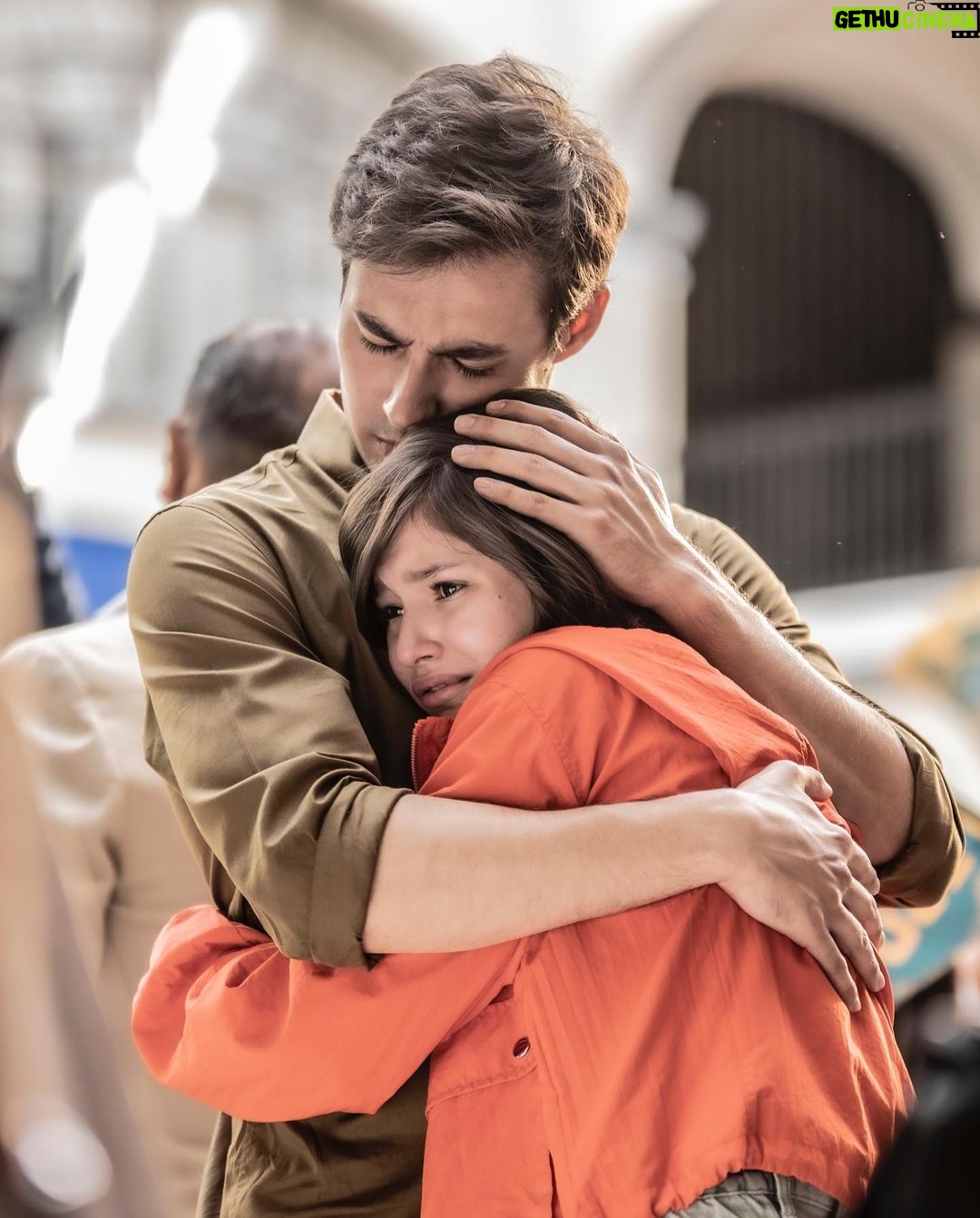 Jorge Blanco - 94K Likes - #papásporencargo ya disponible en #disneyplus
tanto tiempo esperando a que salga este hermoso proyecto! me llevo a una nueva familia que además de talentosa de pies a cabeza, es gente que trabaja poniendo todo el corazón 🤍
me siento orgulloso de ser parte de esto y espero que la disfruten tanto cómo nosotros!
con un angel @sebastian_athie acompañándonos en el camino y entre pandemias y momentos difíciles, logramos llegar al día de hoy más fuertes y con ganas de contar esta historia.
cast, producción, dirección, disney, btf, y a toda la familia PXE involucrada en esto… gracias 🤍