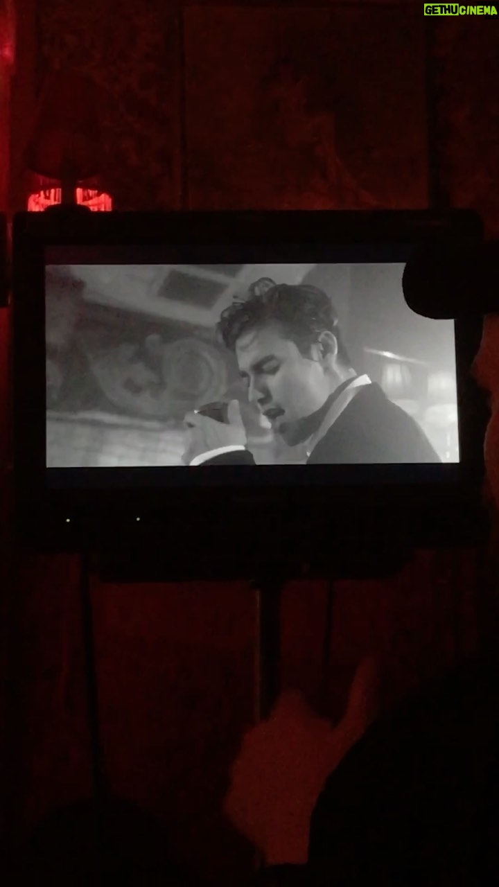 Jorge Blanco Instagram - esta semana se cumplen 5 años desde que lance mi primer sencillo como solista #riskybusiness aquí seguimos picando piedra y trabajando duro en los buenos y especialmente los malos momentos. gracias a todxs lxs que me han estado apoyando, escuchando, cantando y bailando conmigo. amo lo que hago y seguiré con esta misma pasión disfrutando mi trabajo #hustle y no puedo dejar de mencionar lo afortunado que soy de tener a mi equipo y grandes amigos acompañándome en este viaje @robertglenmurray @lokiartistgroup
