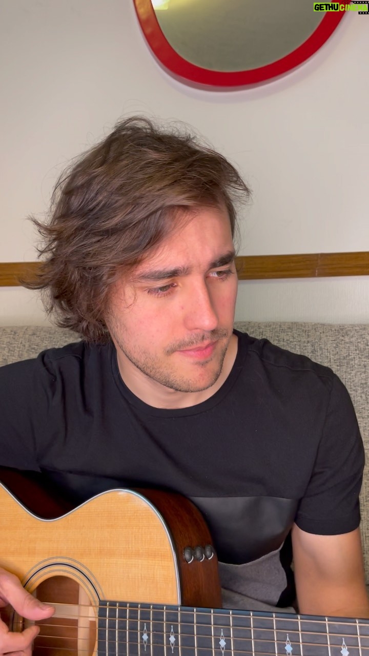 Jorge Blanco Instagram - “polvo de estrellas” acústica