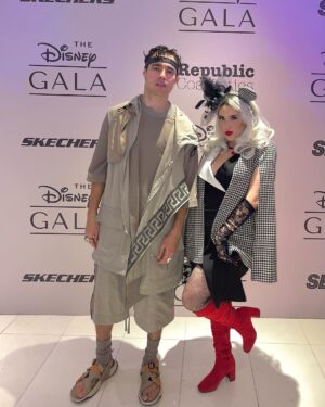 Jorge Blanco Instagram - Ayer celebramos 1OO años de Disney en el #DisneyGala y 16 de esos 1OO han sido gran parte de nuestras vidas regalándonos amigos, familia, trabajo y mucha magia! gracias @diegozunigamenswear por dejarme ser tu Muse en esta increíble línea inspirada en “Hércules” 
Y gracias a esta hermosa “Cruella” por ser parte de mi vida tantos años @stephieoficial te amo ❤️🤍🖤
#Disney100