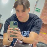 Jorge Blanco Instagram - gran tema para un cambio fresco! ❤ @cocacola #CokeStudio #MagiaDeVerdad de compras con nuevo outfit y nuevo corte 😉