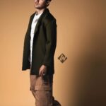 Jorge Blanco Instagram - Te dejamos la parte 1 de este shooting con @jorgeblanco y te invitamos a ver nuestra edición del mes. 🤩🫶🏻 Wearing: 🧥 Saco vino @salaiseszamarripa Pantalon de mezclilla @ciudadelamx Saco verde @taniaorellanaoficial Camisa blanca @john_leopard Pantalon beige @aeternum_couture Conjunto verde limón @danieltovilla #jorgeblanco #musica #actor #creador #podcast #fyp #talent #disney #fan #soyfan #violeta #doblaje #artist