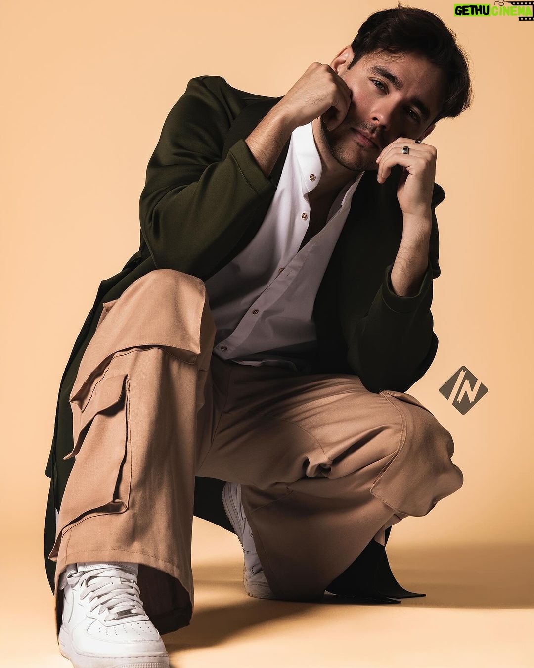 Jorge Blanco Instagram - Te dejamos la parte 1 de este shooting con @jorgeblanco y te invitamos a ver nuestra edición del mes. 🤩🫶🏻 Wearing: 🧥 Saco vino @salaiseszamarripa Pantalon de mezclilla @ciudadelamx Saco verde @taniaorellanaoficial Camisa blanca @john_leopard Pantalon beige @aeternum_couture Conjunto verde limón @danieltovilla #jorgeblanco #musica #actor #creador #podcast #fyp #talent #disney #fan #soyfan #violeta #doblaje #artist