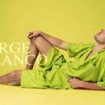 Jorge Blanco Instagram - No te pierdas la edición de @jorgeblanco ya disponible en nuestro sitio web 💫 Wearing: 🧥 Saco vino @salaiseszamarripa Pantalon de mezclilla @ciudadelamx Saco verde @taniaorellanaoficial Camisa blanca @john_leopard Pantalon beige @aeternum_couture Conjunto verde limón @danieltovilla #jorgeblanco #musica #actor #creador #podcast #fyp #talent #disney #fan #soyfan #violeta #doblaje #artist
