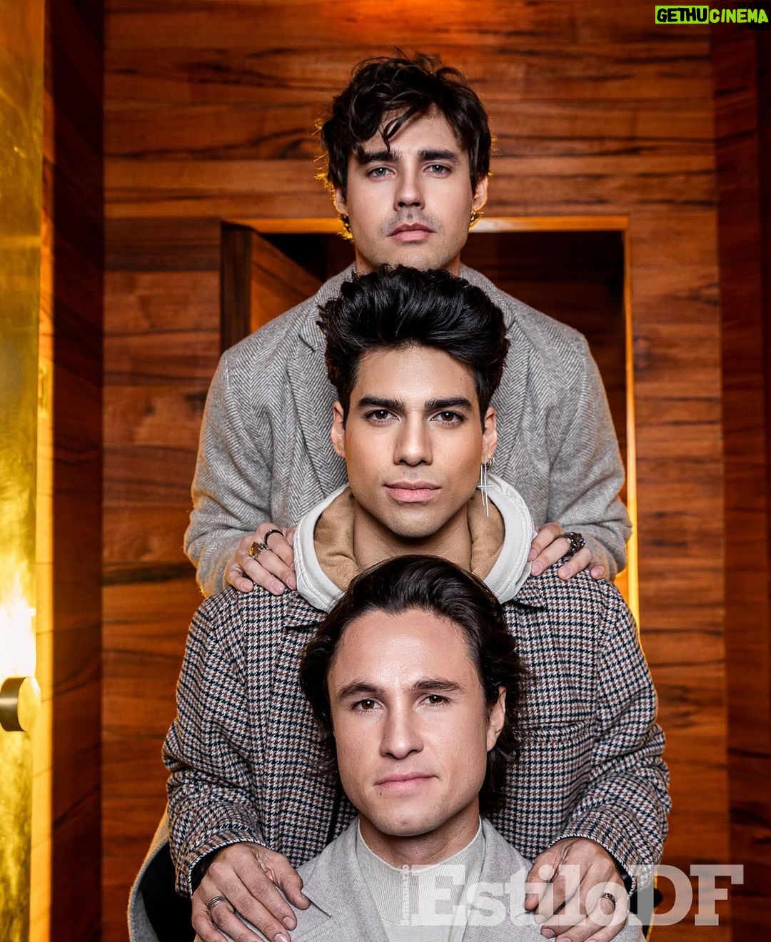 Jorge Blanco Instagram - Hoy es viernes de #EstiloDFWeekend en portada tenemos a nuestros Reyes con Estilo. @lalobrito , @michaelronda y @jorgeblanco , protagonistas de la exitosa serie “Papás por encargo”, celebran con nosotros la llegada de Melchor, Gaspar y Baltasar y nos comparte cómo les fue con sus regalos de la infancia. 📍 @gardelamx