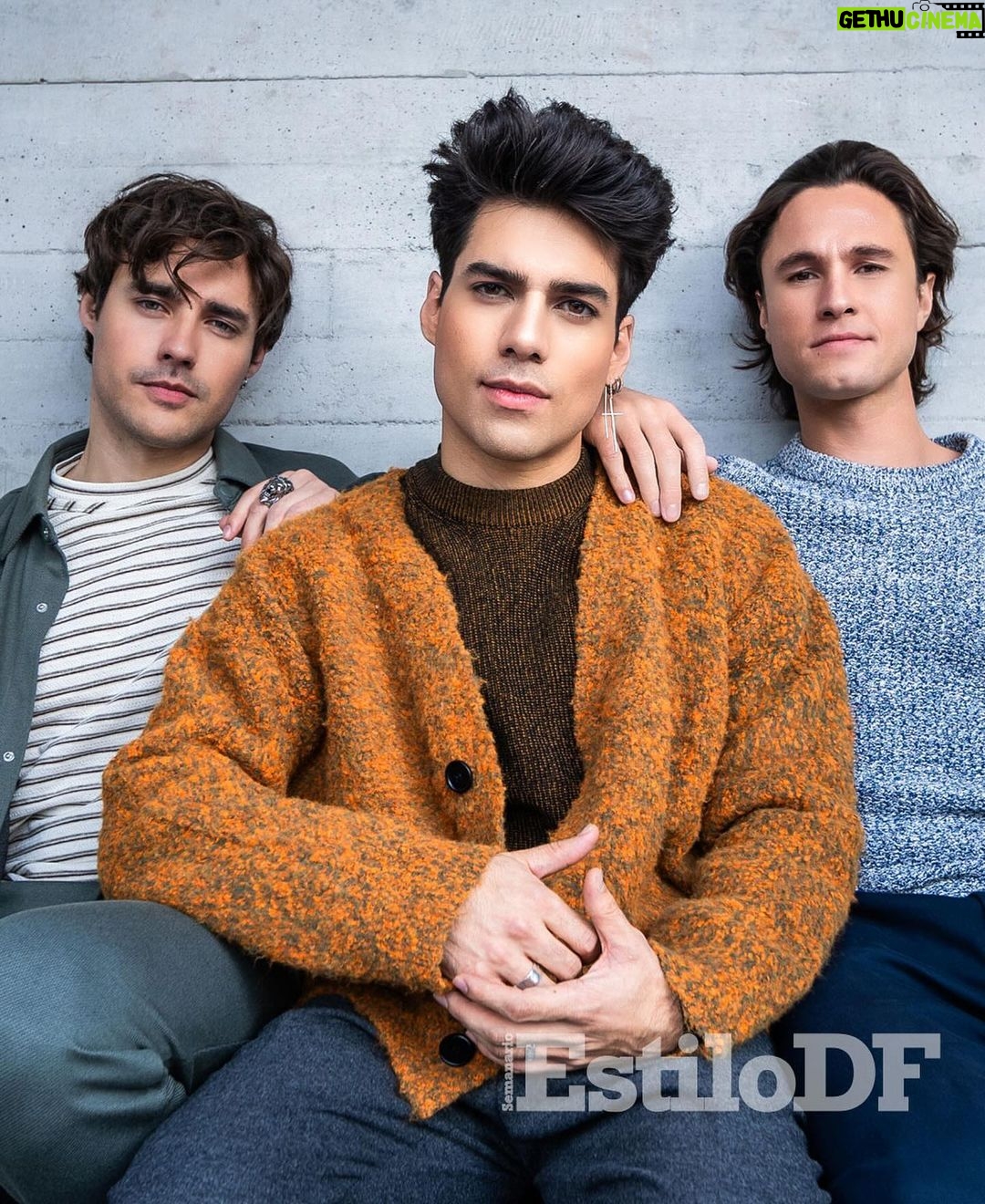 Jorge Blanco Instagram - Hoy es viernes de #EstiloDFWeekend en portada tenemos a nuestros Reyes con Estilo. @lalobrito , @michaelronda y @jorgeblanco , protagonistas de la exitosa serie “Papás por encargo”, celebran con nosotros la llegada de Melchor, Gaspar y Baltasar y nos comparte cómo les fue con sus regalos de la infancia. 📍 @gardelamx