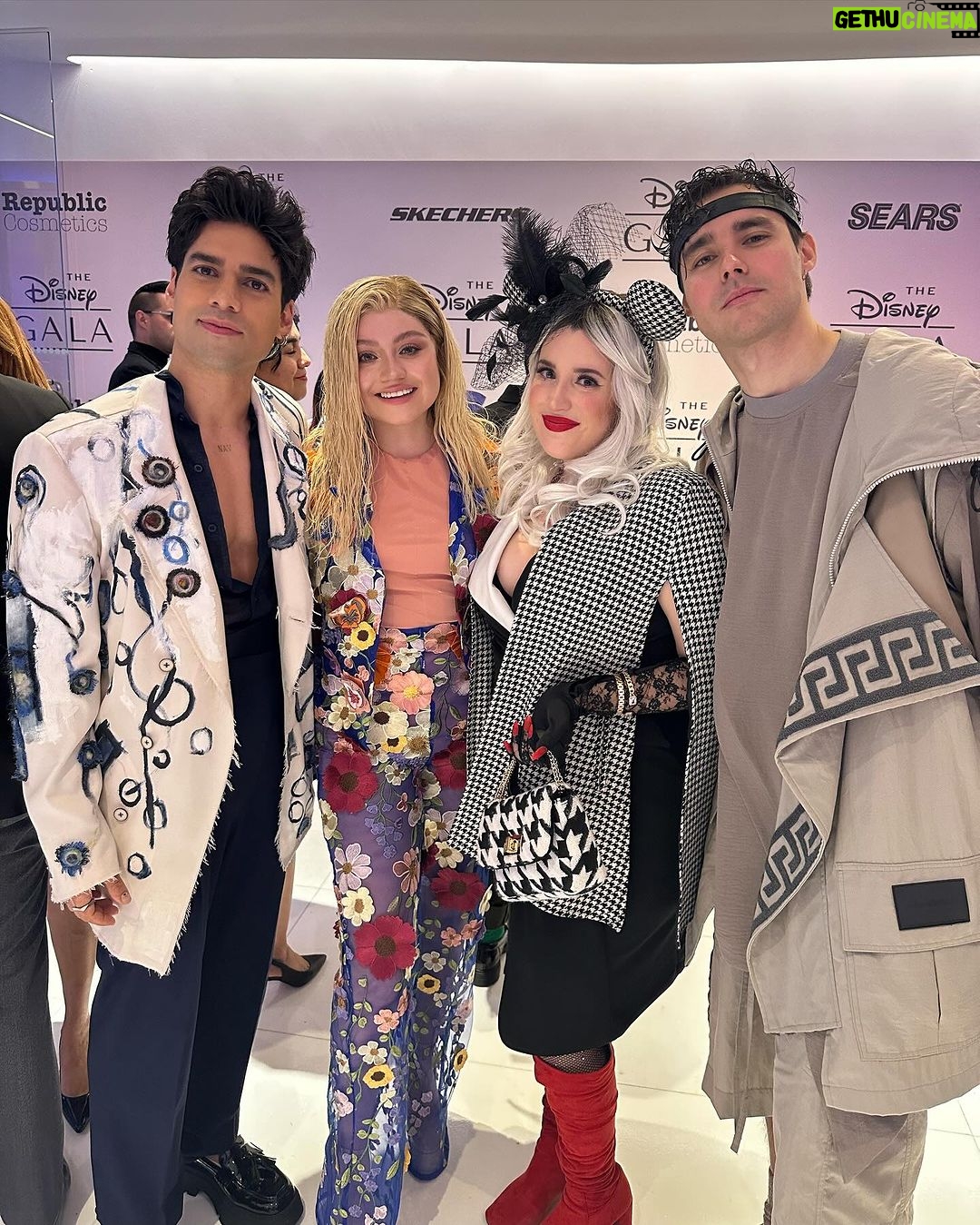Jorge Blanco - 134.9K Likes - Ayer celebramos 1OO años de Disney en el #DisneyGala y 16 de esos 1OO han sido gran parte de nuestras vidas regalándonos amigos, familia, trabajo y mucha magia! gracias @diegozunigamenswear por dejarme ser tu Muse en esta increíble línea inspirada en “Hércules”
Y gracias a esta hermosa “Cruella” por ser parte de mi vida tantos años @stephieoficial te amo ❤️🤍🖤
#Disney100