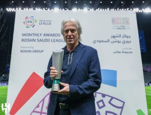 Jorge Jesus Instagram - Ontem demos mais um passo em direção ao nosso objetivo.
30 jogos sem perder, 22 vitórias consecutivas com o extra de receber um troféu de treinador do mês pela 3.ª vez consecutiva. 

Tenho a agradecer à @spl @spl_en por este prémio mas acima de tudo aos meus jogadores e aos incríveis fãs do @alhilal.

Yesterday we took another step towards our goal.
30 games unbeaten, 22 consecutive wins with the plus of receiving the coach of the month trophy for the 3rd consecutive time.

I have to thank @spl @spl_en for this award but above all to my players and to the amazing @alhilal fans.