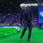 Jorge Jesus Instagram - Ontem demos mais um passo em direção ao nosso objetivo. 30 jogos sem perder, 22 vitórias consecutivas com o extra de receber um troféu de treinador do mês pela 3.ª vez consecutiva. Tenho a agradecer à @spl @spl_en por este prémio mas acima de tudo aos meus jogadores e aos incríveis fãs do @alhilal. Yesterday we took another step towards our goal. 30 games unbeaten, 22 consecutive wins with the plus of receiving the coach of the month trophy for the 3rd consecutive time. I have to thank @spl @spl_en for this award but above all to my players and to the amazing @alhilal fans. Riyadh - Kingdom Of Saudi Arabia