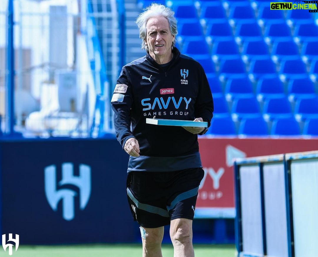 Jorge Jesus Instagram - O treino de hoje teve corrida extra para compensar os chocolates que o @mbsh_10 nos ofereceu mas são estes gestos que nos dão motivação para correr ainda mais. شكرًا Today's training had an extra run to compensate for the chocolates that @mbsh_10 offered us but these gestures are what give us motivation to run even harder. Thanks Riyadh, Saudi Arabia