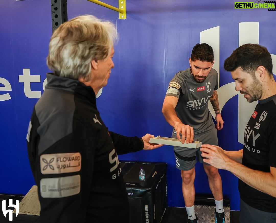 Jorge Jesus Instagram - O treino de hoje teve corrida extra para compensar os chocolates que o @mbsh_10 nos ofereceu mas são estes gestos que nos dão motivação para correr ainda mais. شكرًا Today's training had an extra run to compensate for the chocolates that @mbsh_10 offered us but these gestures are what give us motivation to run even harder. Thanks Riyadh, Saudi Arabia