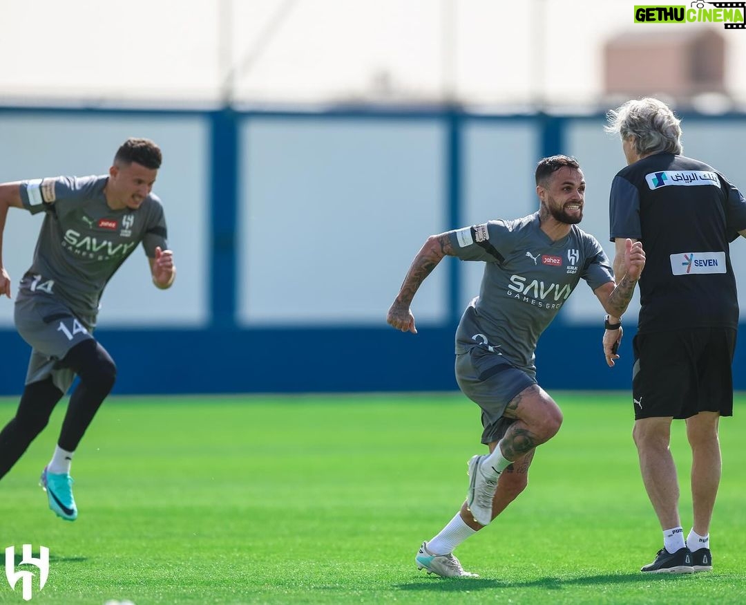 Jorge Jesus Instagram - O treino de hoje teve corrida extra para compensar os chocolates que o @mbsh_10 nos ofereceu mas são estes gestos que nos dão motivação para correr ainda mais. شكرًا Today's training had an extra run to compensate for the chocolates that @mbsh_10 offered us but these gestures are what give us motivation to run even harder. Thanks Riyadh, Saudi Arabia