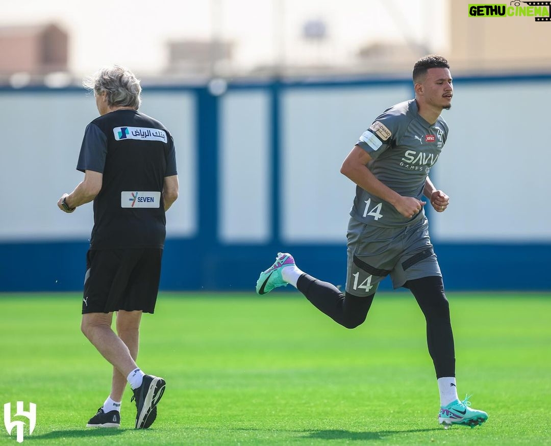 Jorge Jesus Instagram - O treino de hoje teve corrida extra para compensar os chocolates que o @mbsh_10 nos ofereceu mas são estes gestos que nos dão motivação para correr ainda mais. شكرًا Today's training had an extra run to compensate for the chocolates that @mbsh_10 offered us but these gestures are what give us motivation to run even harder. Thanks Riyadh, Saudi Arabia
