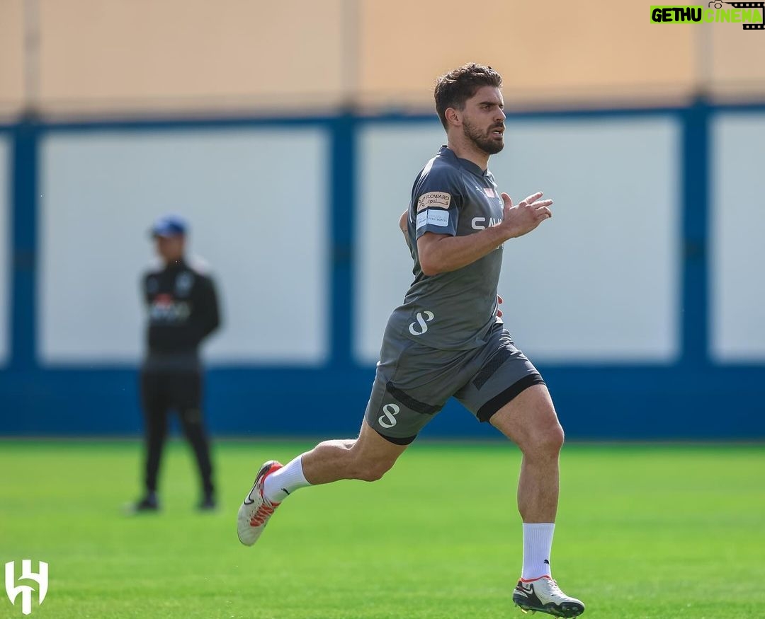 Jorge Jesus Instagram - O treino de hoje teve corrida extra para compensar os chocolates que o @mbsh_10 nos ofereceu mas são estes gestos que nos dão motivação para correr ainda mais. شكرًا Today's training had an extra run to compensate for the chocolates that @mbsh_10 offered us but these gestures are what give us motivation to run even harder. Thanks Riyadh, Saudi Arabia