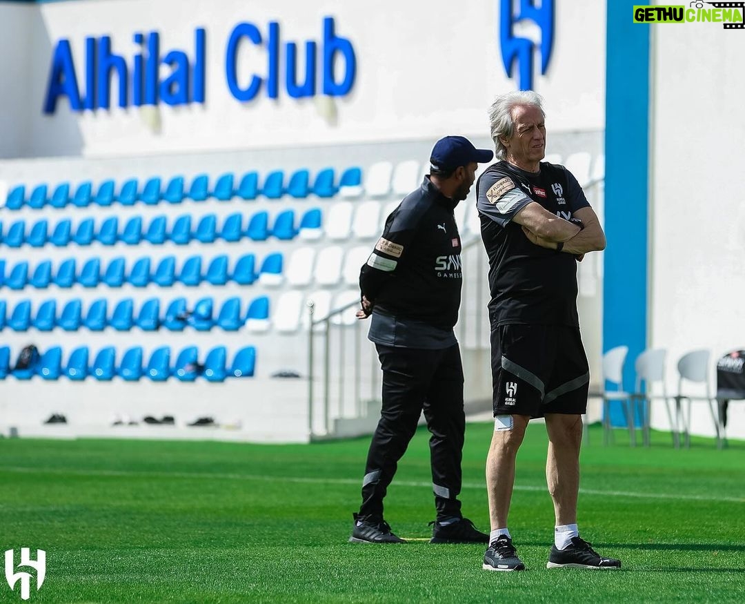 Jorge Jesus Instagram - O treino de hoje teve corrida extra para compensar os chocolates que o @mbsh_10 nos ofereceu mas são estes gestos que nos dão motivação para correr ainda mais. شكرًا Today's training had an extra run to compensate for the chocolates that @mbsh_10 offered us but these gestures are what give us motivation to run even harder. Thanks Riyadh, Saudi Arabia