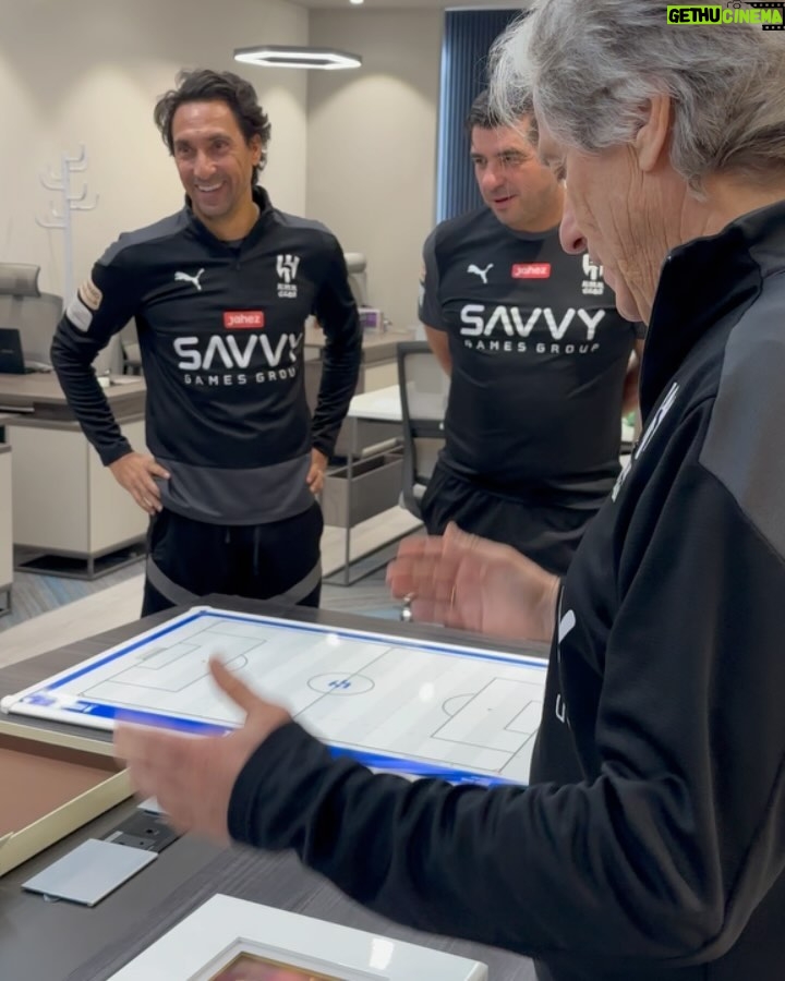 Jorge Jesus Instagram - O treino de hoje teve corrida extra para compensar os chocolates que o @mbsh_10 nos ofereceu mas são estes gestos que nos dão motivação para correr ainda mais. شكرًا Today's training had an extra run to compensate for the chocolates that @mbsh_10 offered us but these gestures are what give us motivation to run even harder. Thanks Riyadh, Saudi Arabia