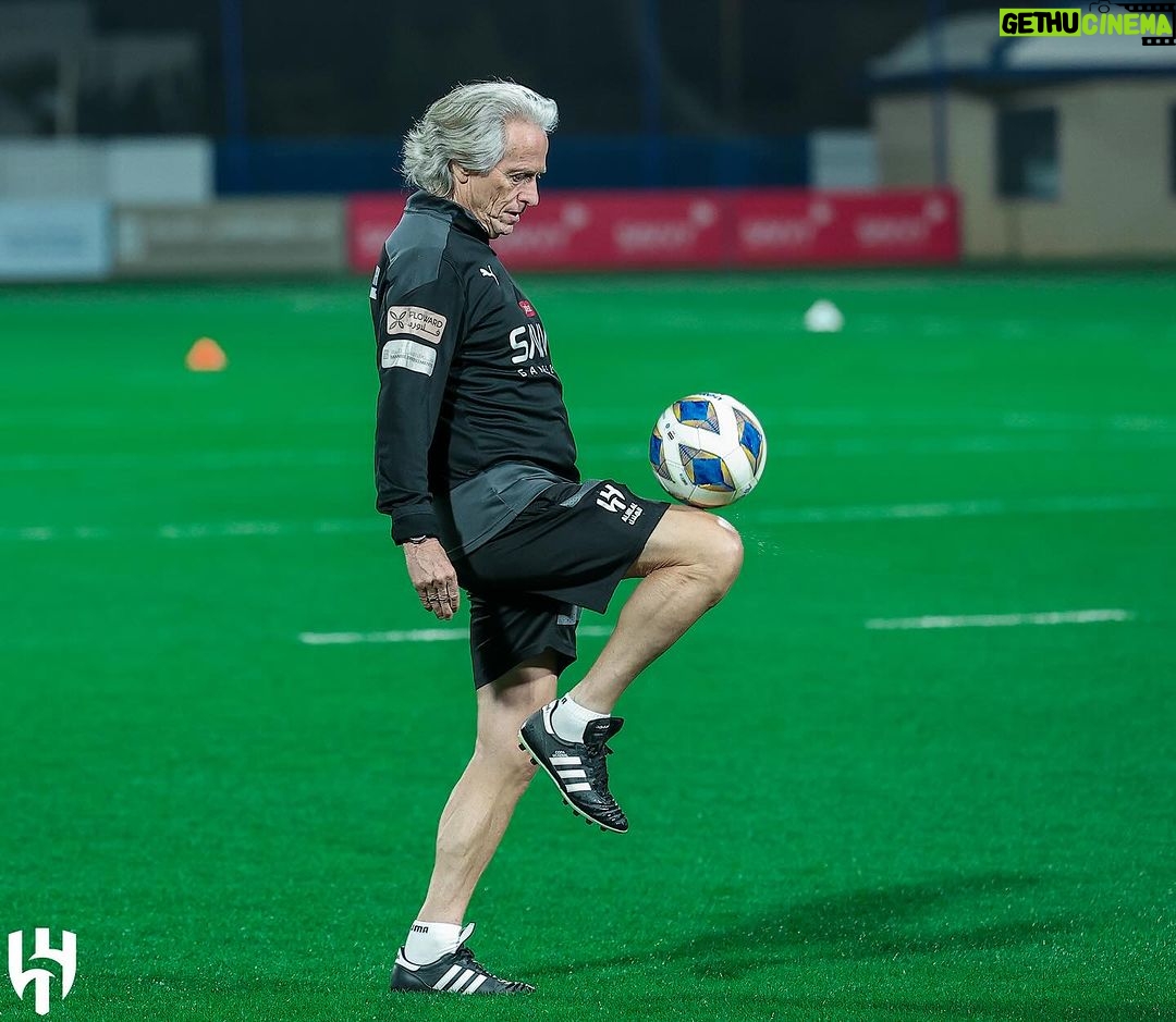 Jorge Jesus Instagram - Estamos de olhos postos na bola e com confiança para disputar o jogo! Estão prontos ? We have our eyes on the ball and have confidence to play in the game! Are you ready ? @alhilal #alhilal Riyadh, Saudi Arabia