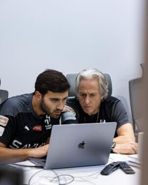 Jorge Jesus Instagram - Confesso que já tenho saudades dos treinos e da minha equipa. 

Depois de 20 vitórias consecutivas e 60 golos, o campeonato Saudita parou 6 semanas e nós 2.

Mas para a semana já voltamos a fazer o que gostamos e em breve estamos todos juntos! ⚽️

I confess that I miss training and my team.

After 20 consecutive victories and 60 goals, the Saudi championship stopped for 6 weeks and we stopped for 2. 

But next week we'll be back to doing what we like and soon we'll be all together! ⚽️

Fotografia: @steve.zamora @vascofilmmaker 

#alhilal @alhilal