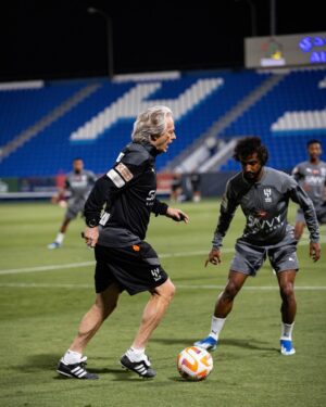 Jorge Jesus Instagram - Confesso que já tenho saudades dos treinos e da minha equipa. 

Depois de 20 vitórias consecutivas e 60 golos, o campeonato Saudita parou 6 semanas e nós 2.

Mas para a semana já voltamos a fazer o que gostamos e em breve estamos todos juntos! ⚽️

I confess that I miss training and my team.

After 20 consecutive victories and 60 goals, the Saudi championship stopped for 6 weeks and we stopped for 2. 

But next week we'll be back to doing what we like and soon we'll be all together! ⚽️

Fotografia: @steve.zamora @vascofilmmaker 

#alhilal @alhilal