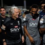 Jorge Jesus Instagram - Confesso que já tenho saudades dos treinos e da minha equipa. Depois de 20 vitórias consecutivas e 60 golos, o campeonato Saudita parou 6 semanas e nós 2. Mas para a semana já voltamos a fazer o que gostamos e em breve estamos todos juntos! ⚽️ I confess that I miss training and my team. After 20 consecutive victories and 60 goals, the Saudi championship stopped for 6 weeks and we stopped for 2. But next week we'll be back to doing what we like and soon we'll be all together! ⚽️ Fotografia: @steve.zamora @vascofilmmaker #alhilal @alhilal Portugal