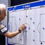 Jorge Jesus Instagram - Estamos a caminho e preparados para o desafio de amanhã! A motivação é constante, a táctica e o treino vão continuar a evoluir! We are on our way and prepared for tomorrow’s challenge! The motivation is constant, the tactics and training will continue to improve! @alhilal #alhilal