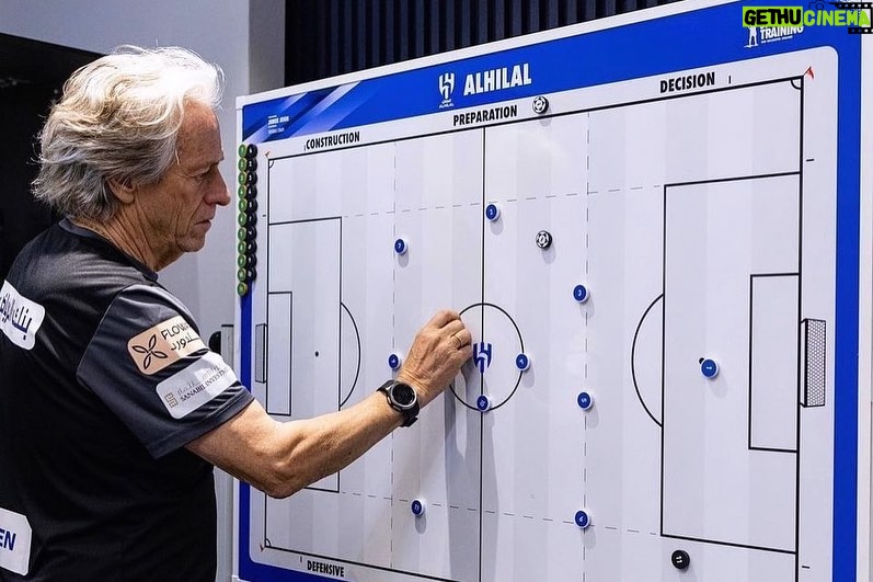 Jorge Jesus Instagram - Estamos a caminho e preparados para o desafio de amanhã! A motivação é constante, a táctica e o treino vão continuar a evoluir! We are on our way and prepared for tomorrow’s challenge! The motivation is constant, the tactics and training will continue to improve! @alhilal #alhilal