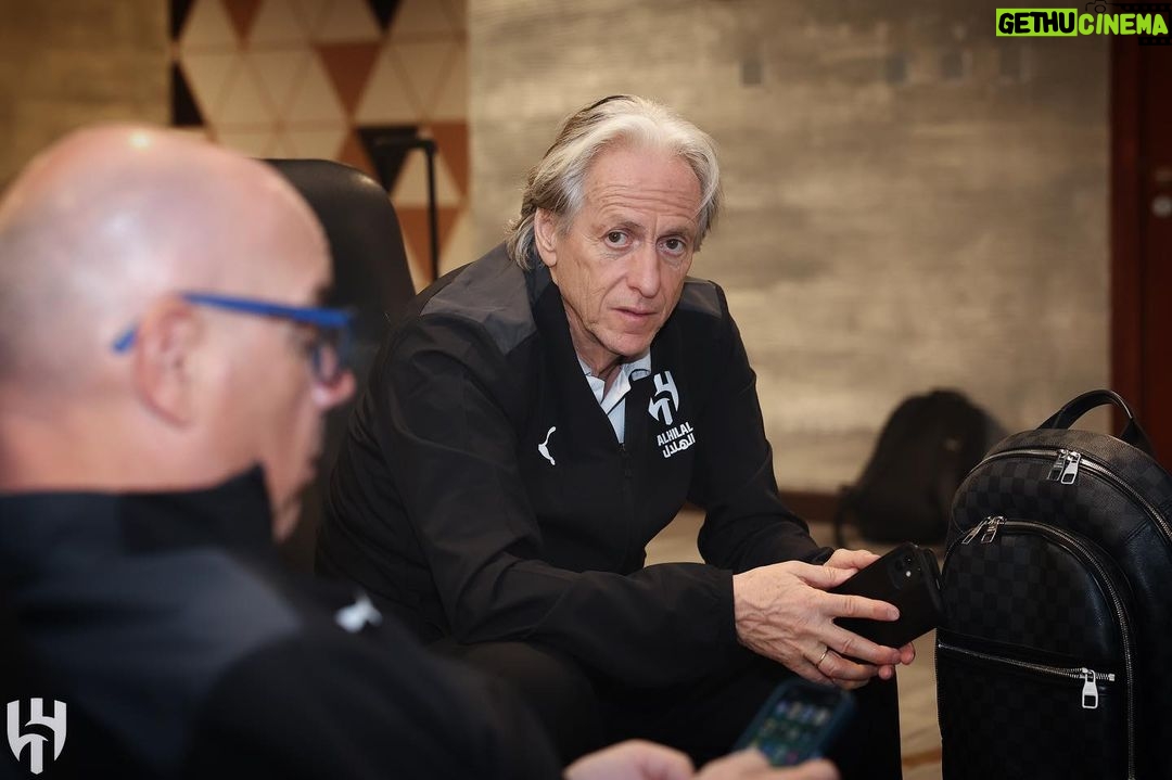 Jorge Jesus Instagram - Estamos a caminho e preparados para o desafio de amanhã! A motivação é constante, a táctica e o treino vão continuar a evoluir! We are on our way and prepared for tomorrow’s challenge! The motivation is constant, the tactics and training will continue to improve! @alhilal #alhilal