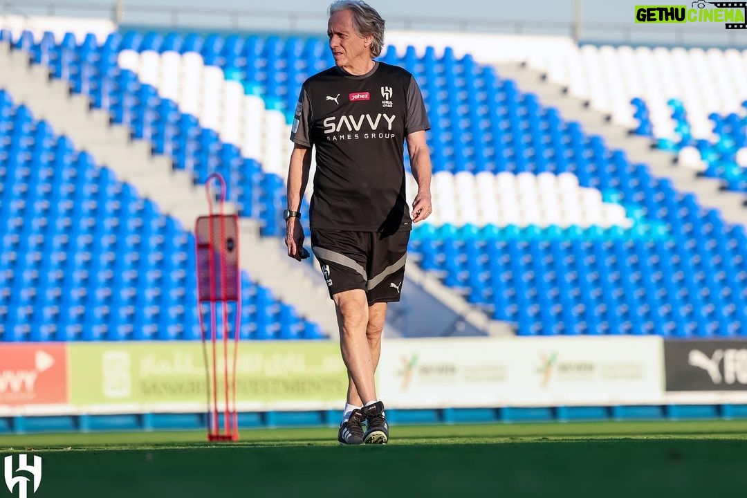 Jorge Jesus Instagram - Estamos a caminho e preparados para o desafio de amanhã! A motivação é constante, a táctica e o treino vão continuar a evoluir! We are on our way and prepared for tomorrow’s challenge! The motivation is constant, the tactics and training will continue to improve! @alhilal #alhilal