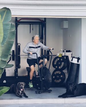 Jorge Jesus Instagram - Quer esteja a trabalhar ou de férias, tento sempre ter um estilo de vida ativo e saudável. 

Bom treino em boa companhia e um almoço na praia com o Al-Hilal presente. 

Whether I'm working or on vacation, I always try to have an active and healthy lifestyle. 

A great workout in good company and lunch at the beach with @alhilal. 

#alhilal
