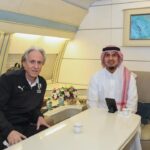 Jorge Jesus Instagram - Estamos a caminho e preparados para o desafio de amanhã! A motivação é constante, a táctica e o treino vão continuar a evoluir! We are on our way and prepared for tomorrow’s challenge! The motivation is constant, the tactics and training will continue to improve! @alhilal #alhilal