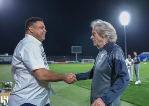 Jorge Jesus Instagram - Visita do “Fenómeno” @ronaldo ao nosso treino ! Um enorme prazer craque.

Visit from “Fenómeno” @ronaldo to our training session! A huge pleasure.

@alhilal #alhilal