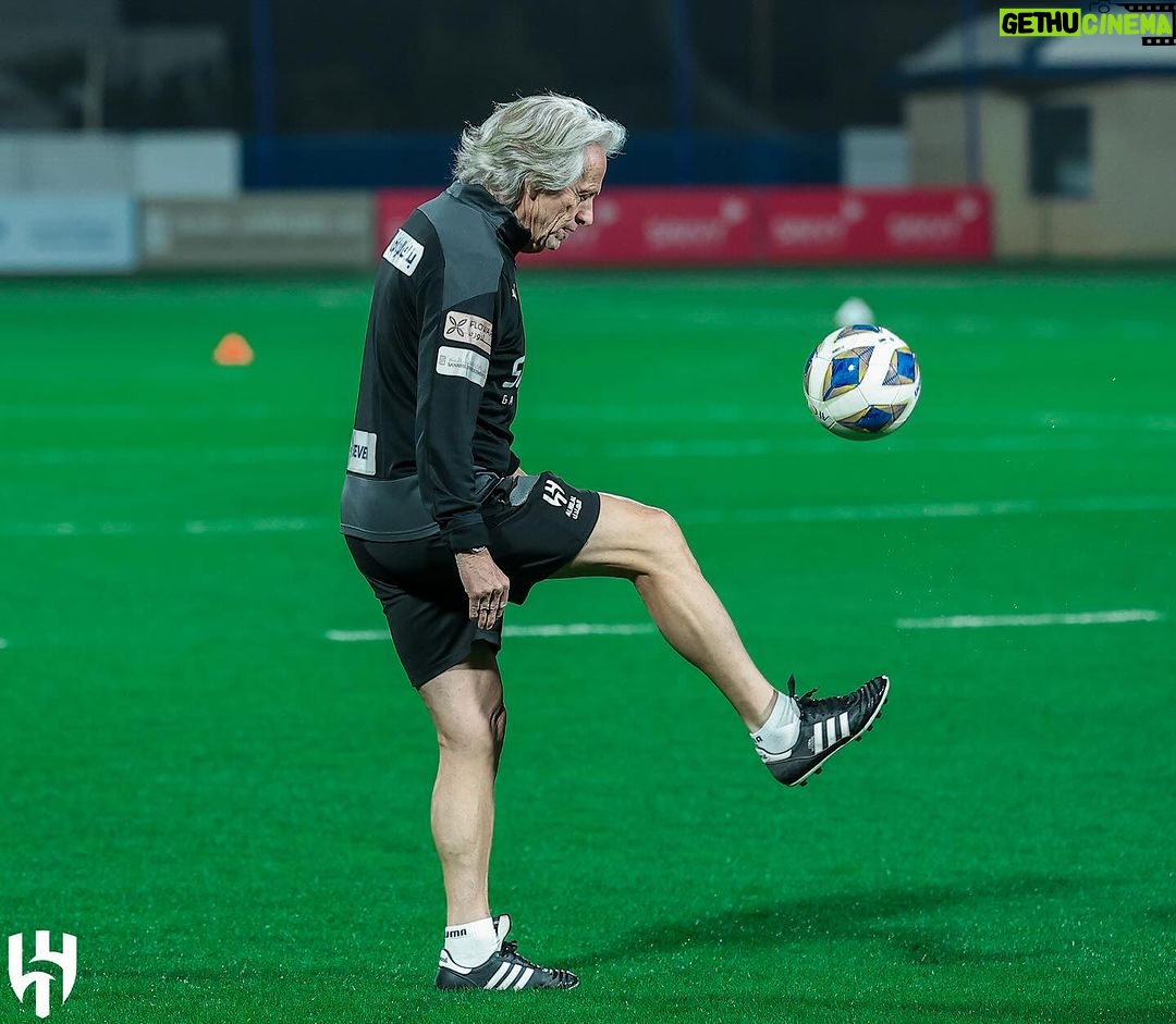 Jorge Jesus Instagram - Estamos de olhos postos na bola e com confiança para disputar o jogo! Estão prontos ? We have our eyes on the ball and have confidence to play in the game! Are you ready ? @alhilal #alhilal Riyadh, Saudi Arabia