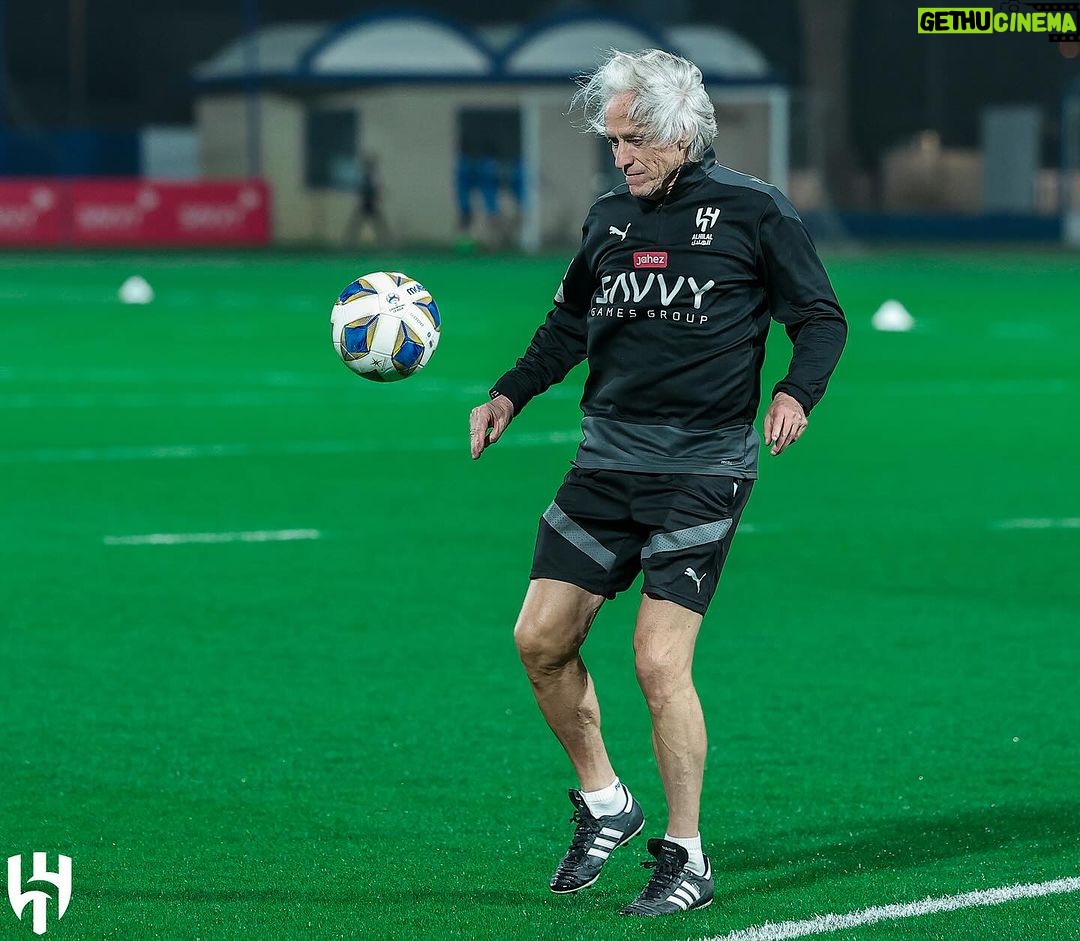 Jorge Jesus Instagram - Estamos de olhos postos na bola e com confiança para disputar o jogo! Estão prontos ? We have our eyes on the ball and have confidence to play in the game! Are you ready ? @alhilal #alhilal Riyadh, Saudi Arabia