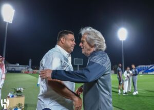 Jorge Jesus Instagram - Visita do “Fenómeno” @ronaldo ao nosso treino ! Um enorme prazer craque.

Visit from “Fenómeno” @ronaldo to our training session! A huge pleasure.

@alhilal #alhilal