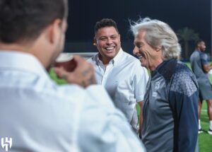 Jorge Jesus Instagram - Visita do “Fenómeno” @ronaldo ao nosso treino ! Um enorme prazer craque.

Visit from “Fenómeno” @ronaldo to our training session! A huge pleasure.

@alhilal #alhilal
