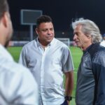 Jorge Jesus Instagram - Visita do “Fenómeno” @ronaldo ao nosso treino ! Um enorme prazer craque. Visit from “Fenómeno” @ronaldo to our training session! A huge pleasure. @alhilal #alhilal Riyadh, Saudi Arabia