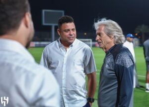 Jorge Jesus Instagram - Visita do “Fenómeno” @ronaldo ao nosso treino ! Um enorme prazer craque.

Visit from “Fenómeno” @ronaldo to our training session! A huge pleasure.

@alhilal #alhilal