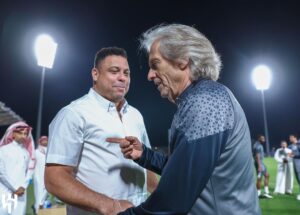 Jorge Jesus Instagram - Visita do “Fenómeno” @ronaldo ao nosso treino ! Um enorme prazer craque.

Visit from “Fenómeno” @ronaldo to our training session! A huge pleasure.

@alhilal #alhilal