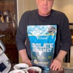 Jorge Rausch Instagram – Smoothie alto en proteína 💪🏻🥤 

Acá les dejo esta receta que sé que les gustara para esos momentos de antojos!

Ingredientes:
– Leche de almendras o de tu preferencia.
– 2 Scoops de proteína Isolate gourmet de @vitanascolombia
– Mix de frutos rojos congelados.
– Hielo al gusto. 
Ahí lo tienen fácil y rápido👌🏻, Recuerda que todo es un equilibrio! 

Comenta si quieren más recetas saludables y deliciosas 👇🏻😁
#publicidad