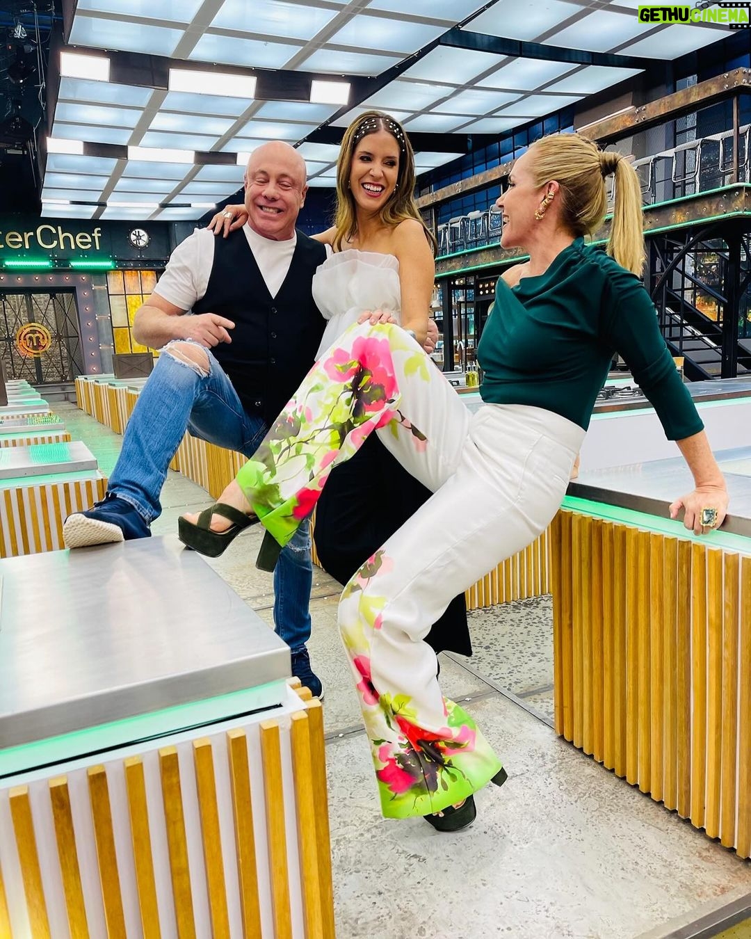 Jorge Rausch Instagram - Gran cierre de año en @masterchefcelebrityecu con las chicas @erikavelez @irenegonzalez_oficial @chefcarosanchez Gracias @teleamazonasec y @flacaarellano Soy muy afortunado y bendecido por poder ser parte de este proyecto que. amo locamente Amo Ecuador 🇪🇨 y su gente y el cariño es mutuo y lo atesoro ❤️ Nos venimos con toda este 2024 ya van a ver 💪🏼💪🏼💪🏼 Foticos 📸 random posudas jejeje cuales son sus favoritas de 1 a 10?