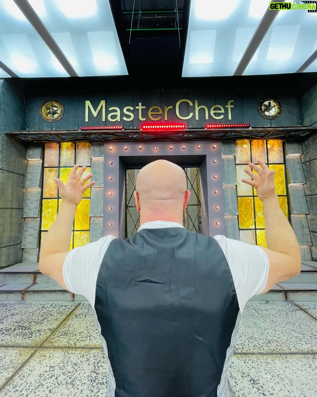 Jorge Rausch Instagram - Gran cierre de año en @masterchefcelebrityecu con las chicas @erikavelez @irenegonzalez_oficial @chefcarosanchez Gracias @teleamazonasec y @flacaarellano Soy muy afortunado y bendecido por poder ser parte de este proyecto que. amo locamente Amo Ecuador 🇪🇨 y su gente y el cariño es mutuo y lo atesoro ❤️ Nos venimos con toda este 2024 ya van a ver 💪🏼💪🏼💪🏼 Foticos 📸 random posudas jejeje cuales son sus favoritas de 1 a 10?