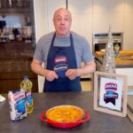 Jorge Rausch Instagram - Quinta y última receta de Navidad 🎄con Arroz y Aceite Diana Premium 💙🤍 Cacerola de arroz. On pollo y chorizo fácil y diferente para sorprender! 🤩 Ingredientes Arroz Diana premium Aceite Diana premium Pechuga de pollo Chorizo Paprika Cebolla cabezona Pimentón verde Ajo Caldo de pollo Salsa de chile chipotle o BBQ Salsa de tomate Queso cheddar Miga de pan Cebolla larga Escríbeme en los comentarios cuál es tu favorita! 💙 @alimentosdiana #publicidad