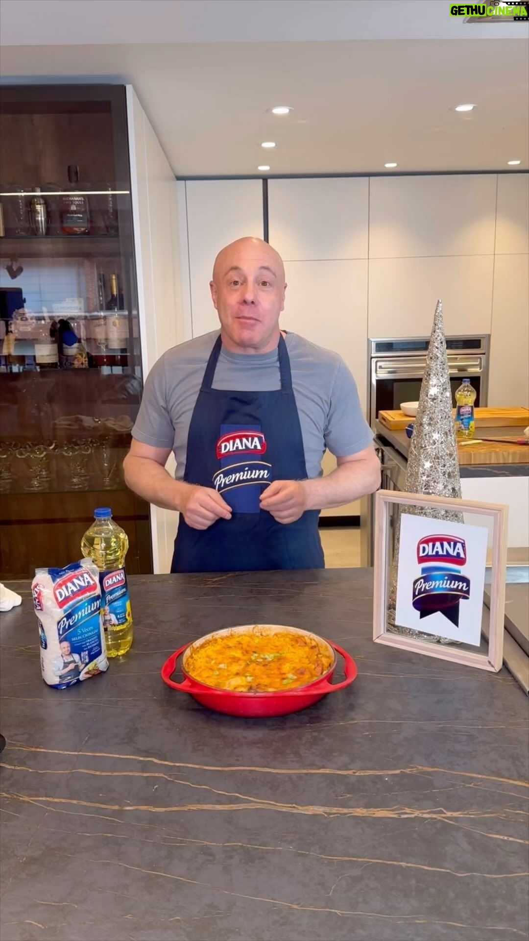 Jorge Rausch Instagram - Quinta y última receta de Navidad 🎄con Arroz y Aceite Diana Premium 💙🤍 Cacerola de arroz. On pollo y chorizo fácil y diferente para sorprender! 🤩 Ingredientes Arroz Diana premium Aceite Diana premium Pechuga de pollo Chorizo Paprika Cebolla cabezona Pimentón verde Ajo Caldo de pollo Salsa de chile chipotle o BBQ Salsa de tomate Queso cheddar Miga de pan Cebolla larga Escríbeme en los comentarios cuál es tu favorita! 💙 @alimentosdiana #publicidad
