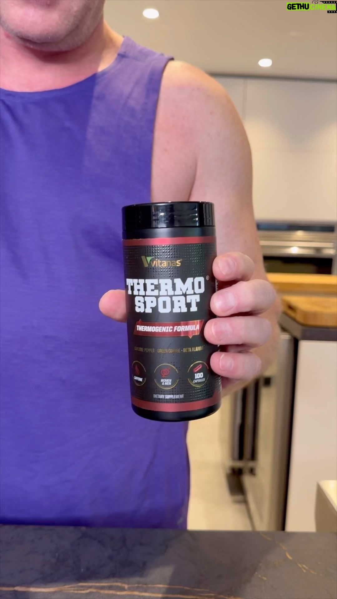 Jorge Rausch Instagram - Quiero contarles que llevo usando El Thermo Sport de @vitanascolombia hace un tiempo y es un productaso un verdadero complemento de energía y rendimiento físico que no puede faltar en mi rutina💪🏼 Desde que lo comencé a tomarlo he notado una mejora significativa en mi peso, resistencia y fuerza. Ay les dejo en dato ¿Qué esperan para probarlo?💪🏻🔥