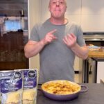 Jorge Rausch Instagram - Está es mi mejor receta de Mac & cheese con @quesosdelvecchio, carne desmechada y hongos Ingredientes Queso parmesano Del Vecchio Queso provolone y queso pera del Vecchio Macarrones o cualquier pasará corta Carne desmechada Orellanas o otro tipo de hongos Cebolla Ajo Pimentón Harina Mantequilla Leche Miga de pan Polvo de chile Perejil liso #100AñosMoldeandoHistorias #publicidad