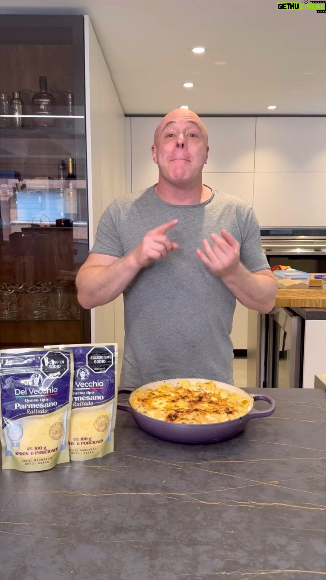 Jorge Rausch Instagram - Está es mi mejor receta de Mac & cheese con @quesosdelvecchio, carne desmechada y hongos Ingredientes Queso parmesano Del Vecchio Queso provolone y queso pera del Vecchio Macarrones o cualquier pasará corta Carne desmechada Orellanas o otro tipo de hongos Cebolla Ajo Pimentón Harina Mantequilla Leche Miga de pan Polvo de chile Perejil liso #100AñosMoldeandoHistorias #publicidad