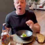 Jorge Rausch Instagram - En el arte de la cocina se vale explorar y mezclar aquellos sabores que en conjunto crean obras de arte hoy crearemos este stracciatella di buffala con higos deshidratados y emulsión de tamarindo Ingredientes Stracciatella di buffala Aceite de oliva Crumble de nueces Albahaca Tamarindo Pétalos de girasol Capuchinas Ralladura de limón Higos deshidratados Tostada de pan de masa madre De esta forma me preparo para la próxima edición de Artbo en Bogotá del 23-26 noviembre #FERIA_ARTBO @feriaartbo @chivasregalcol #publicidad